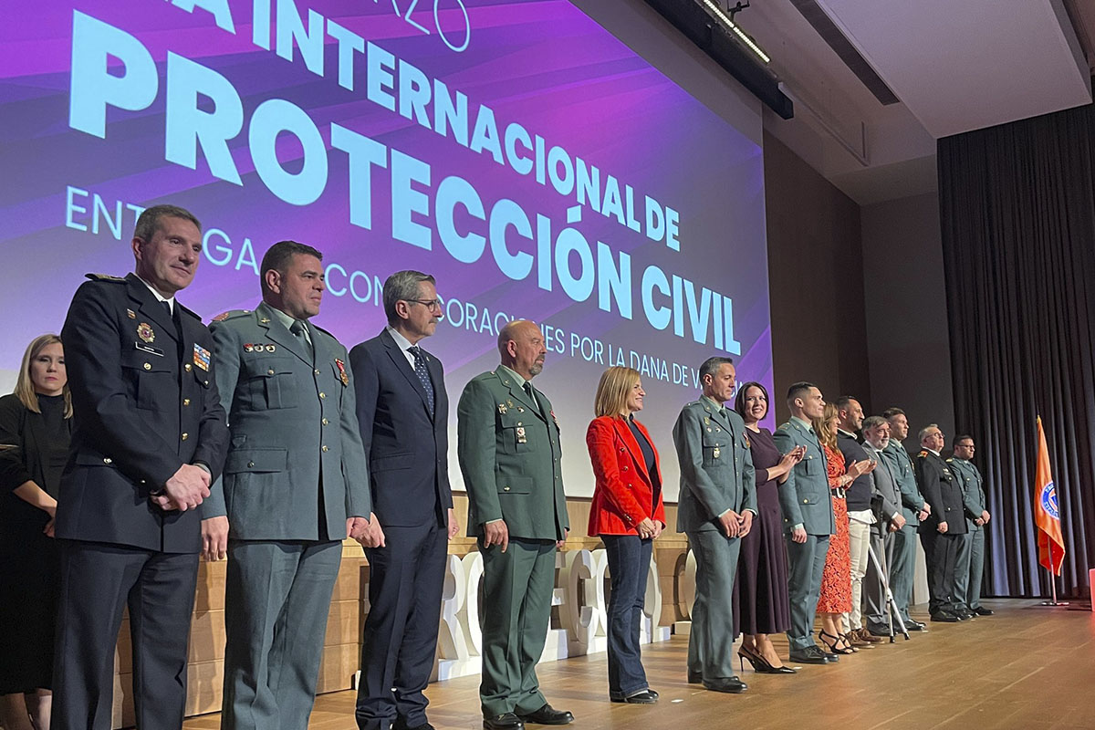 Momento del acto de entrega de condecoraciones